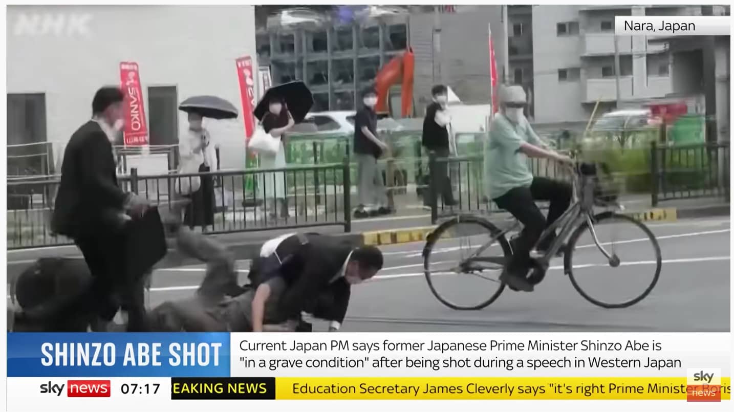 아베 신조 일본 전 총리 피격 사망 - 용의자 체포 장면